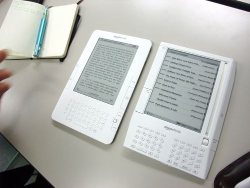 Kindleの初代と2代目。