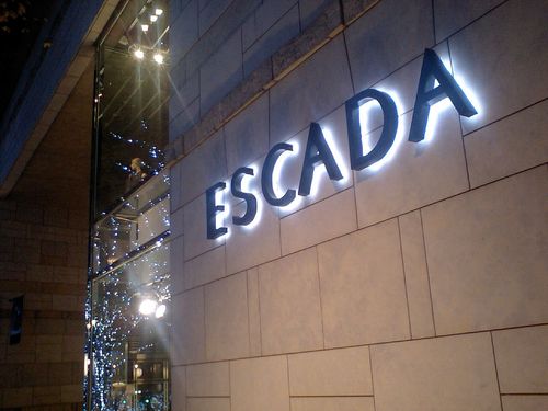 お店はESCADAさん。